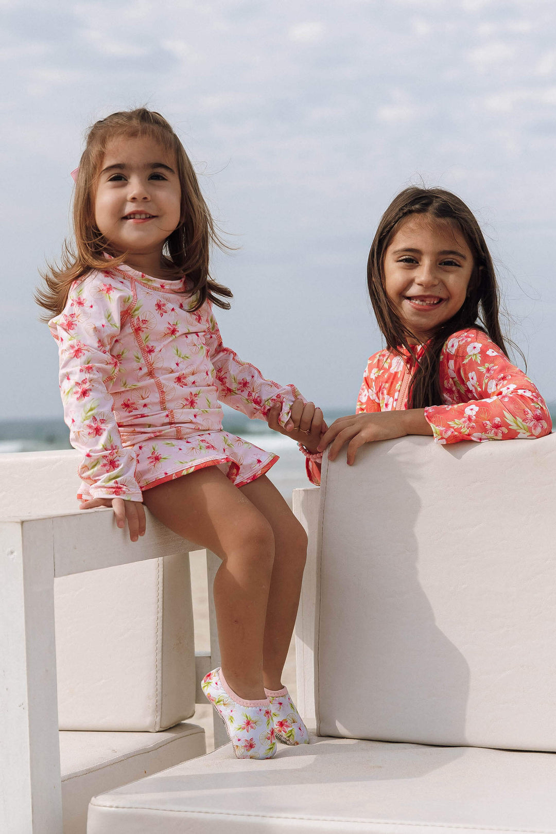 Look completo moda praia infantil, combinando Camisetinha UV manga longa e com Sapatinho Neoprene Nico sendo uma opção perfeita para a proteção dos pezinhos das crianças, além de ser ideal para compor o look todo combinandinho. Na estampa, Hibiscos da Lili Sampedro.