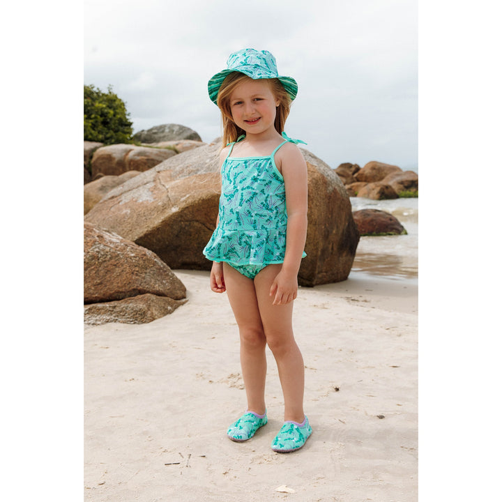 Sapatinho de Neoprene Infantil, na estampa Lavanda, com Maiozinho Olivia e Chapéuzinho combinando da Lili Sampedro com protecao UV