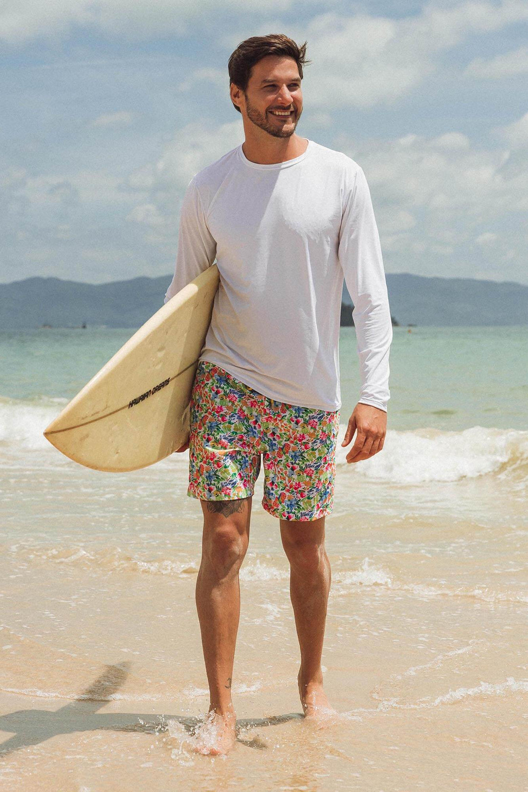 Look masculino adulto para surf, com camiseta uv com fator de proteção e short de banho, na estampa Primavera da Lili Sampedro