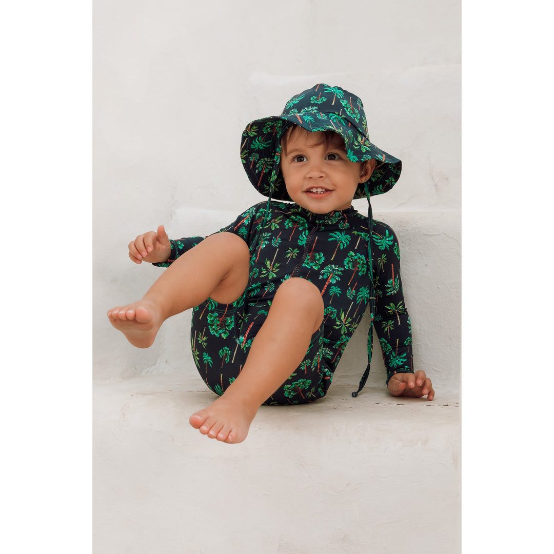 Macaquinho Infantil Com Manga Longa e Modelo Shortinho, Com Zipper na Frente, perfeito para Surf Infantil na Estampa Coqueiros Azul Marinho da Lili Sampedro