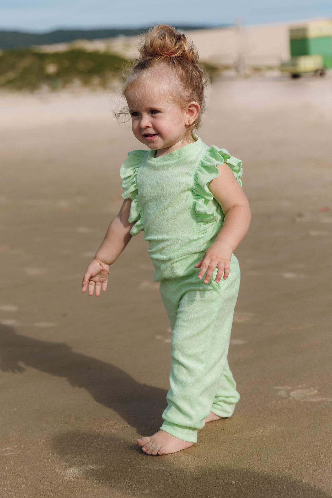 Roupa de Banho Infantil, uma escolha ideal para os pequenos na Praia, macaquinho infantil em malha atoalhada, perfeita para os pequenos se divertirem na Praia. Na Cor Verde Claro, da Lili Sampedro.