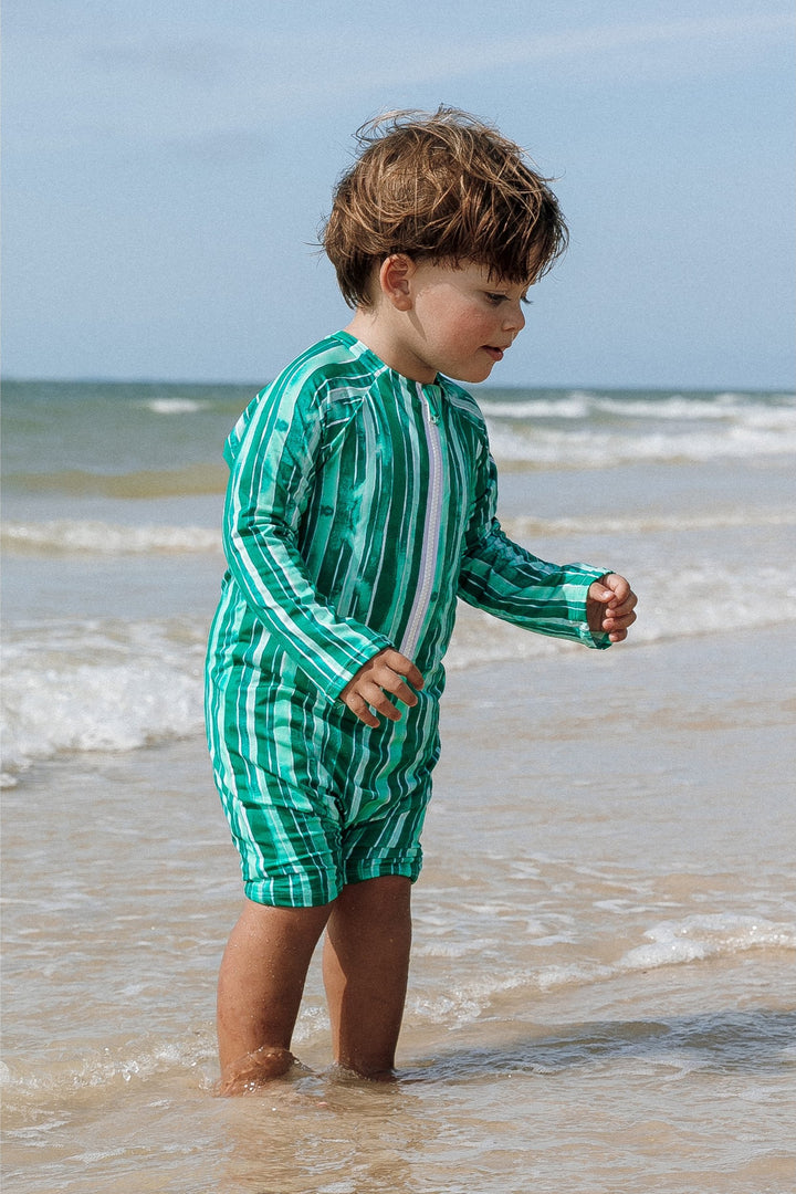 Moda Praia para Bebês, com Proteção Contra os Raios Nocivos Do Sol, para idade de 9-12 meses a 14 anos. Na Estampa Tropicais, Listras Verdes, da Lili Sampedro.