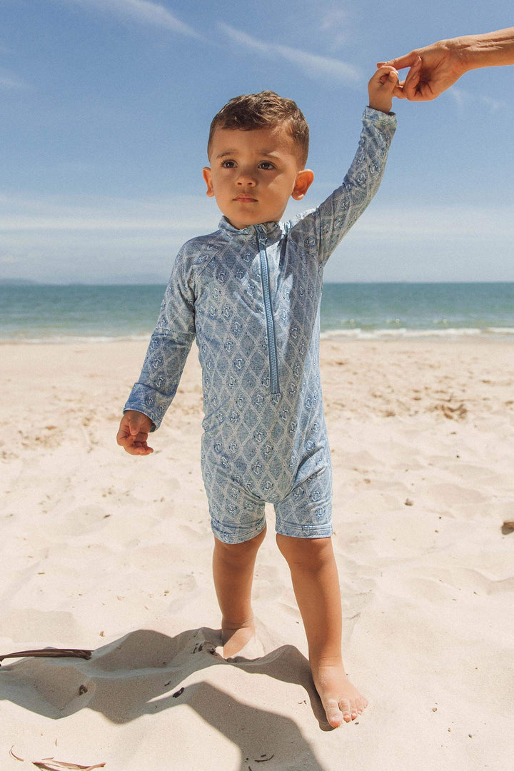 Modelo de macaquinho de praia infantil masculino da Lili Sampedro, na estampa Âncora