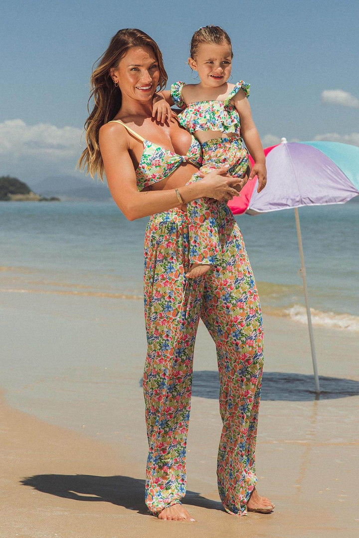 Mãe e Filha vestindo look de praia igual, com biquininho infantil e adulto, calça de praia igual na estampa Primavera