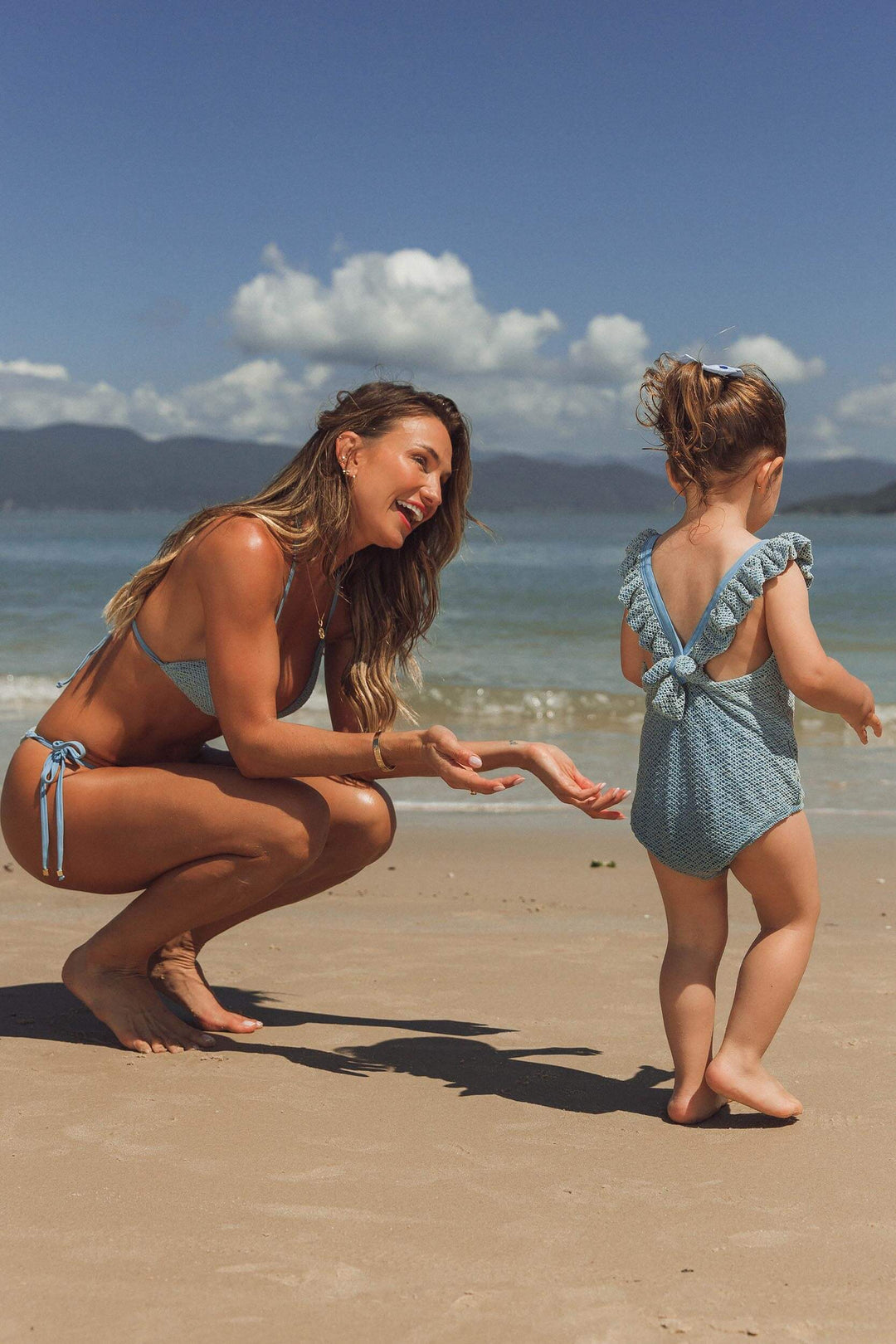 Look mãe e filha com biquini e maio de praia combinando na estampa renda jeans