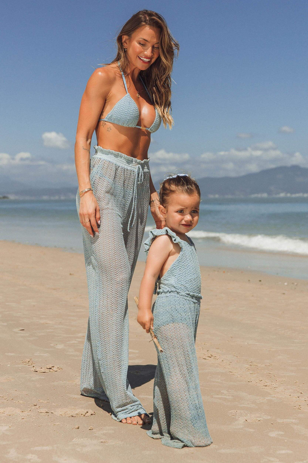 Mãe e filha com look de praia igual na cor Jeans