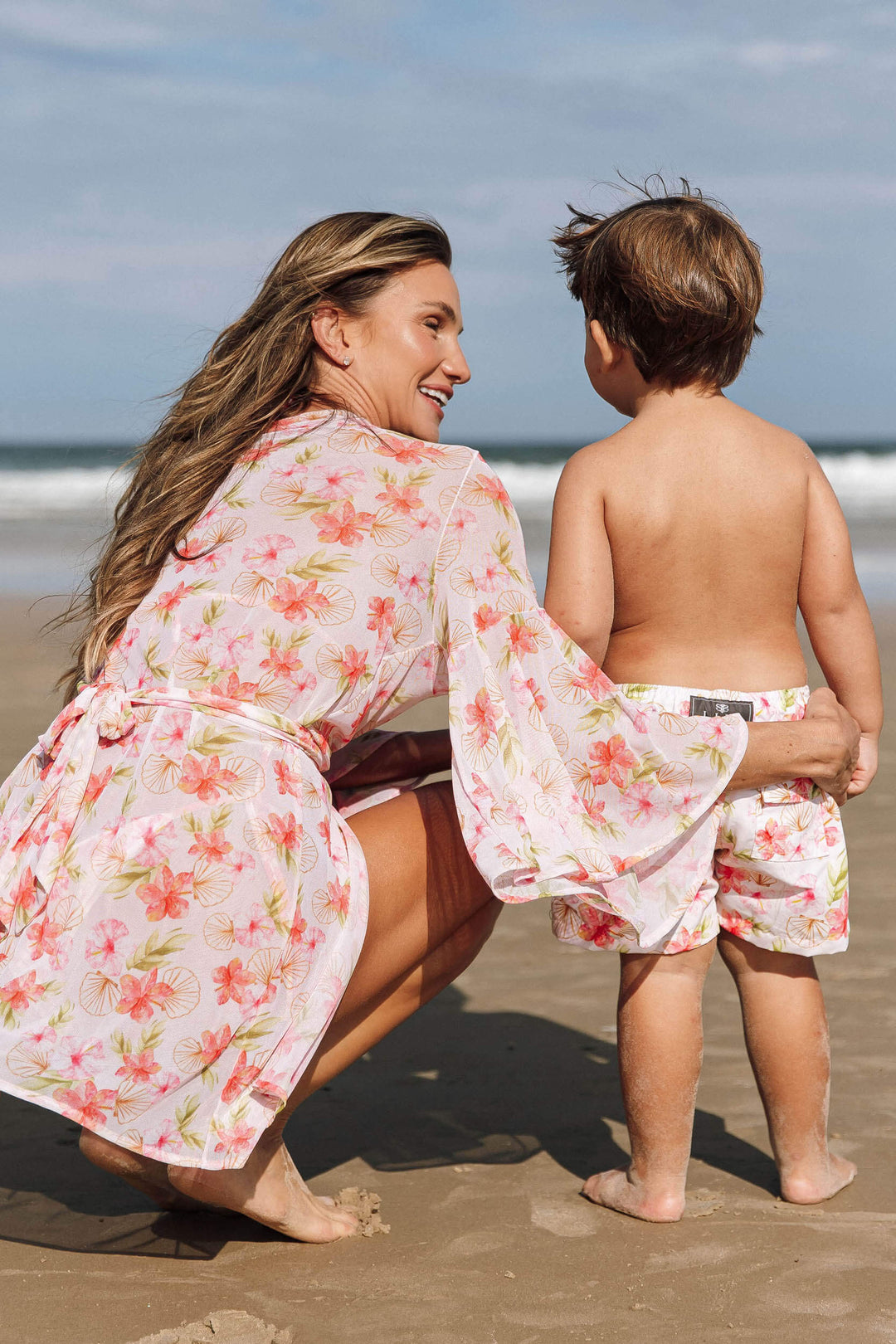 Look combinando Mãe e Filhos, moda praia, peças leves e frescas, para os dias ensolarados, para usarem combinando, e criando memórias especiais. Na estampa exclusiva, hibiscos Off White, da Lili Sampedro.