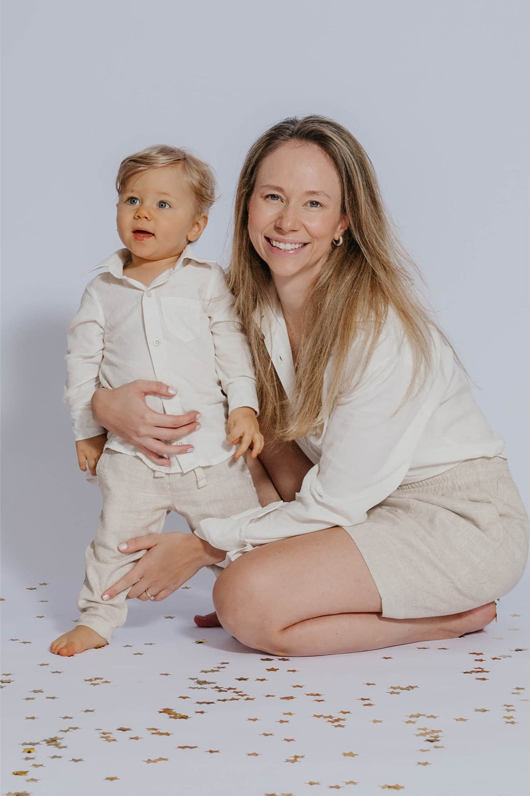 Mae e Filho combinando com camisa e calca de linho look reveillon Lili Sampedro