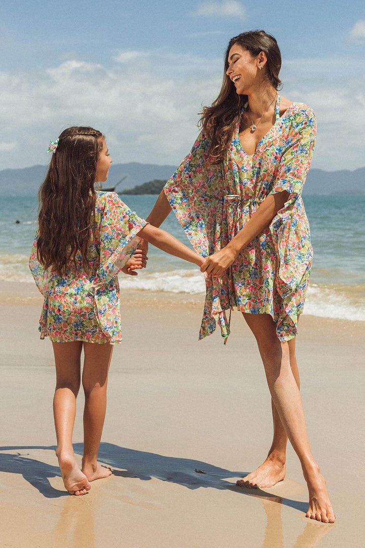 opção de saída de praia estilo kaftan para mãe e filha combinando em estampa floral