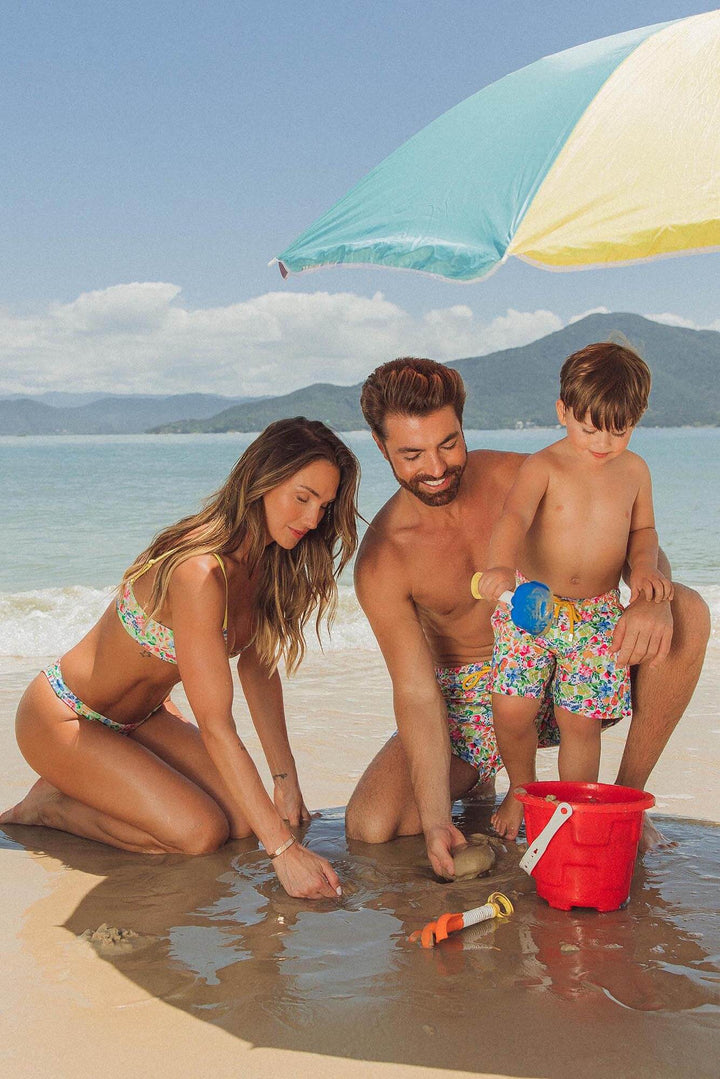 Look de praia igual para mãe, pai e filho com biquini combinando com short de banho na estampa Primavera da Lili Sampedro