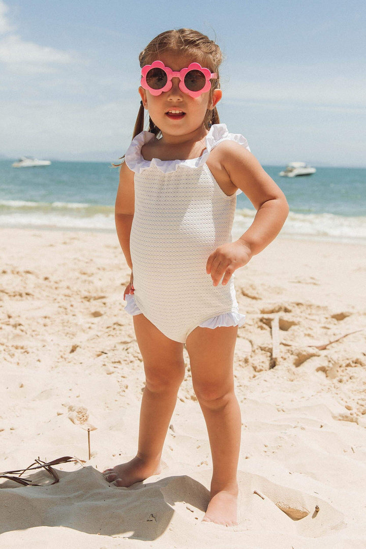 Modelo usando maiozinho de praia com fecho de botões e babadinhos na cor branca