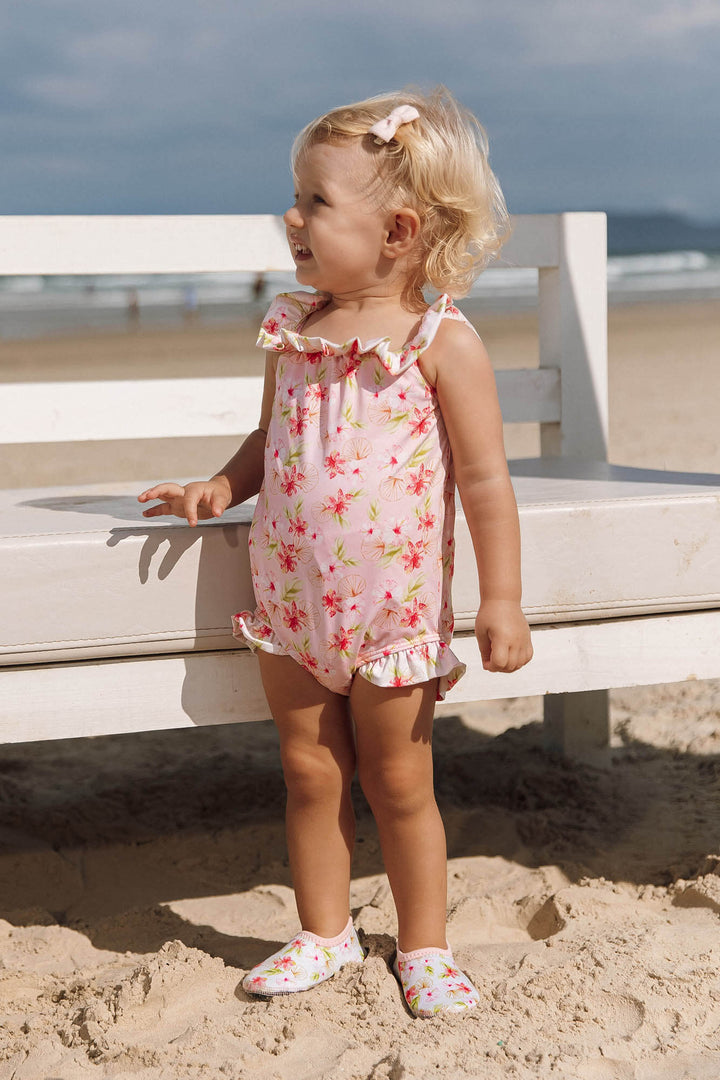 Roupa de Banho Moda Praia Infantil, Menina com look maiozinho para crianças, com acabamentos de qualidades e detalhes charmosos. Na estampa, Hibiscos da Lili Sampedro.