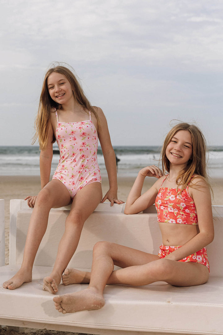 A nova coleção de verão de  Moda Praia define o conceito de elegância à beira-mar. Com designs inovadores e tecidos de alta qualidade, cada peça é uma expressão de estilo e sofisticação. Dos Look conjuntos de biquínis adolescentes com tops cropped e hot pants e Maiô Adolescentes,  Com detalhes personalizados em dourado e acabamentos impecáveis, cada peça é uma obra de arte que eleva o visual à beira da água. Na Estampa, Hibiscos da Lili Sampedro.