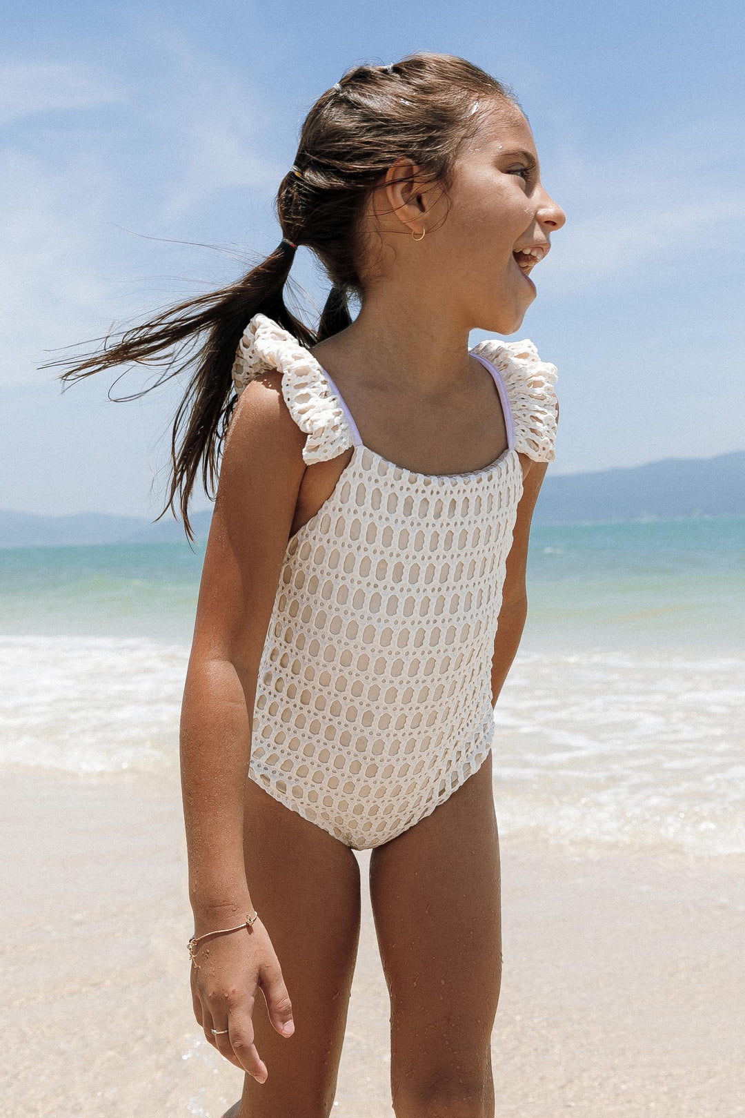 Maio infantil de praia feito de renda off white com babadinhos nas alcas e lacinho nas costas