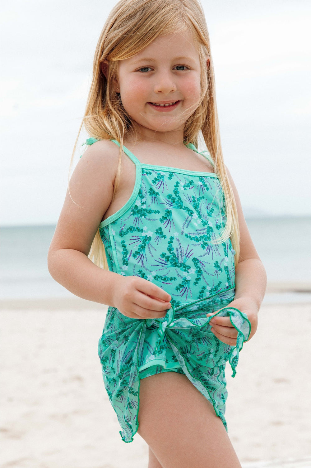 Maio de praia infantil feminino com babadinho e lacinhos, na estampa lavanda da Lili Sampedro