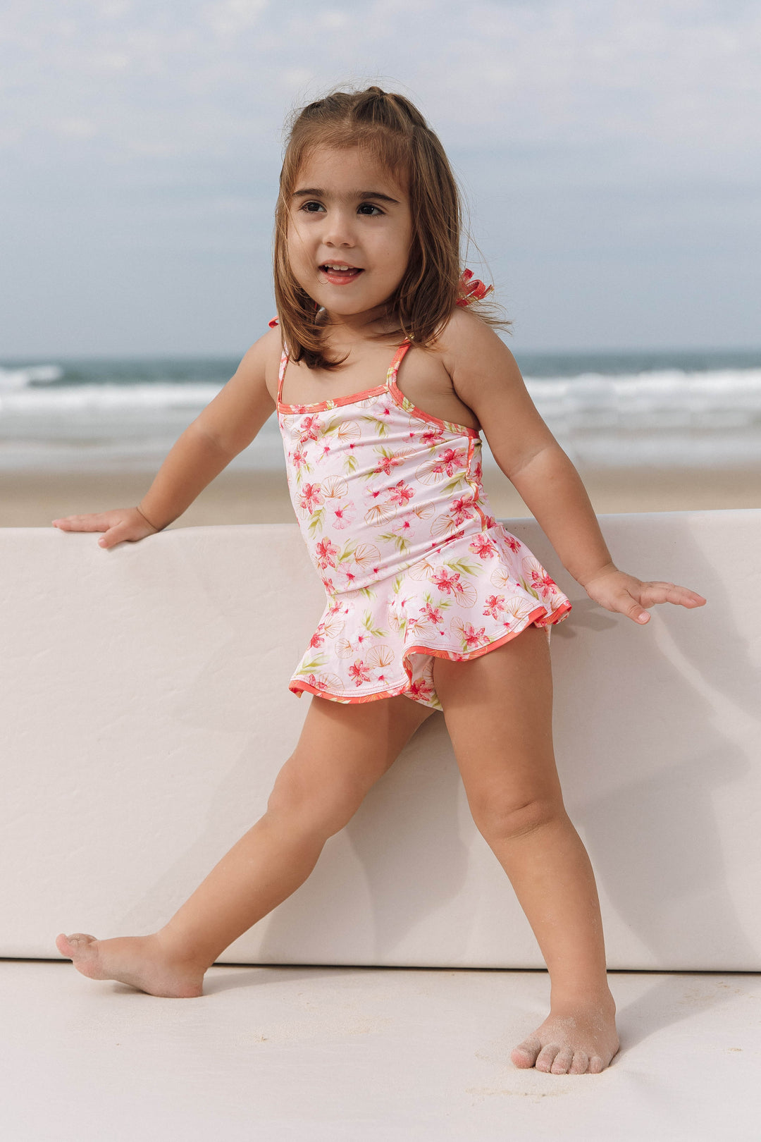Moda Praia Infantil Feminino, Maiô Olivia, para as idades de 6 meses a 8 anos. Com Estampa para Combinar com a Família Toda. Na Estampa exclusiva, Hibiscos, da Lili Sampedro.