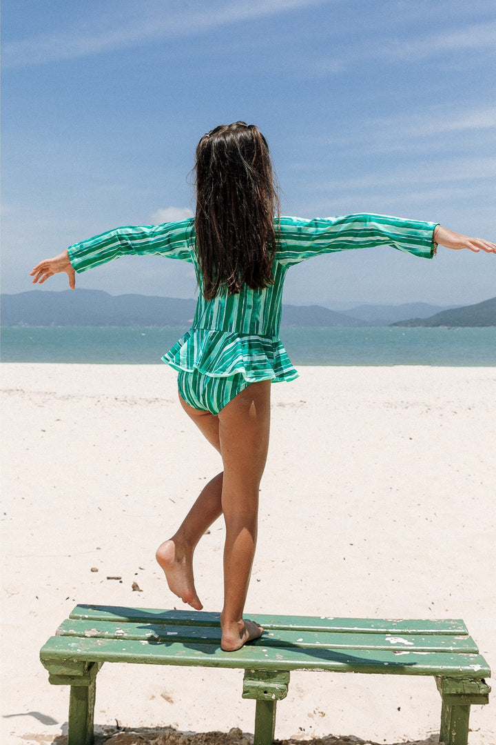 Maiô Infantil para os Dias Ensolarados na Praia, uma Escolha Moderna e Versátil. Na Estampa Listras Verdes, da Lili Sampedro.