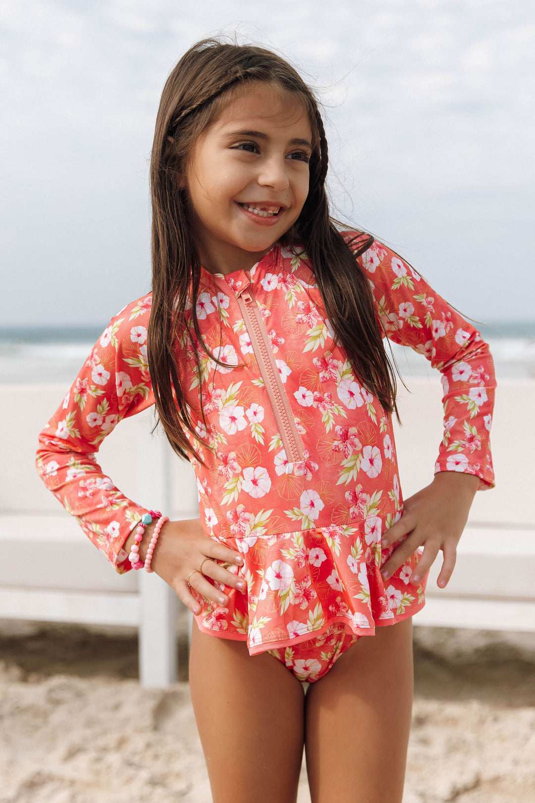 Maiô Infantil para os dias ensolarados na Praia, uma escolha moderna e versátil para os pequenos. Na Estampa Hibiscos Coral, da Lili Sampedro.