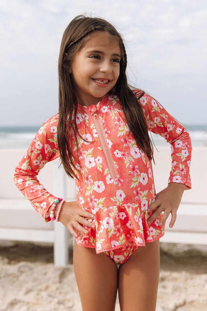 Maiô Infantil para os dias ensolarados na Praia, uma escolha moderna e versátil para os pequenos. Na Estampa Hibiscos Coral, da Lili Sampedro.