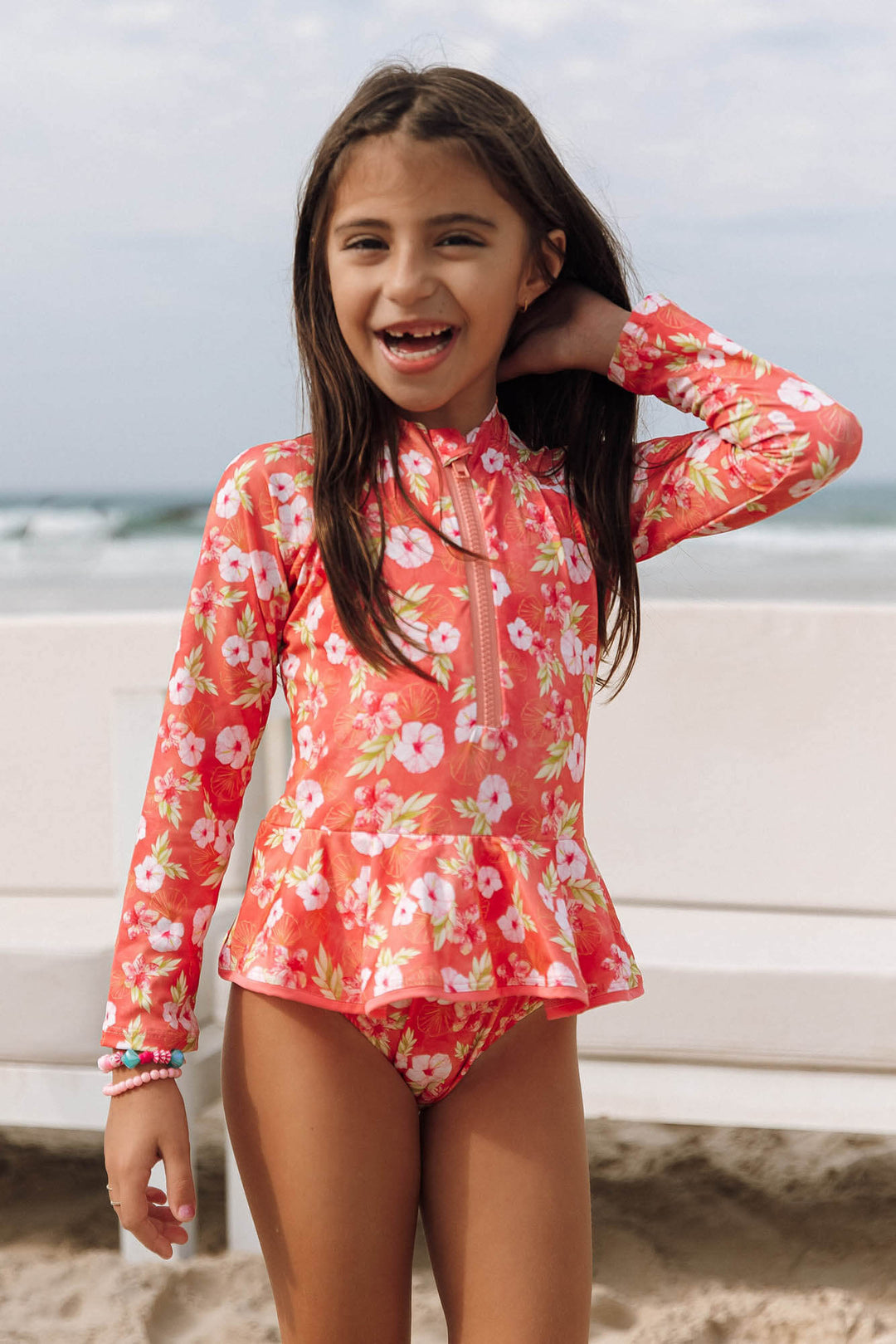 Moda Praia Infantil, Maiô Feminino, ideal para as pequenas estilosas usarem combinando, sendo composto por manga longa e Zíper da YKK que tem durabilidade, resistência e suavidade ao abrir e fechar, com um charmoso babadinho. Este Maiô combina estilo e proteção solar. Na Estampa, Hibiscos Coral, da Lili Sampedro.