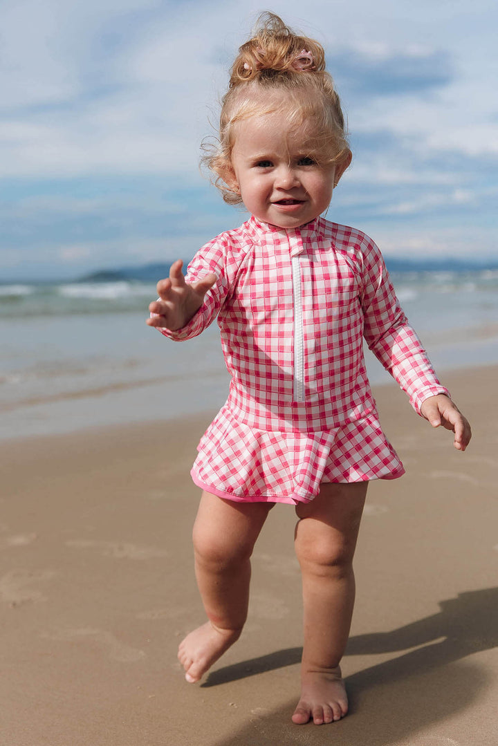 Maiô Infantil Feito com Materiais de Alta Qualidade e Acabamento Impecável. Mais conforto e elegância para o seu bebê.  Na Estampa Vichy Rosa, da Lili Sampedro.