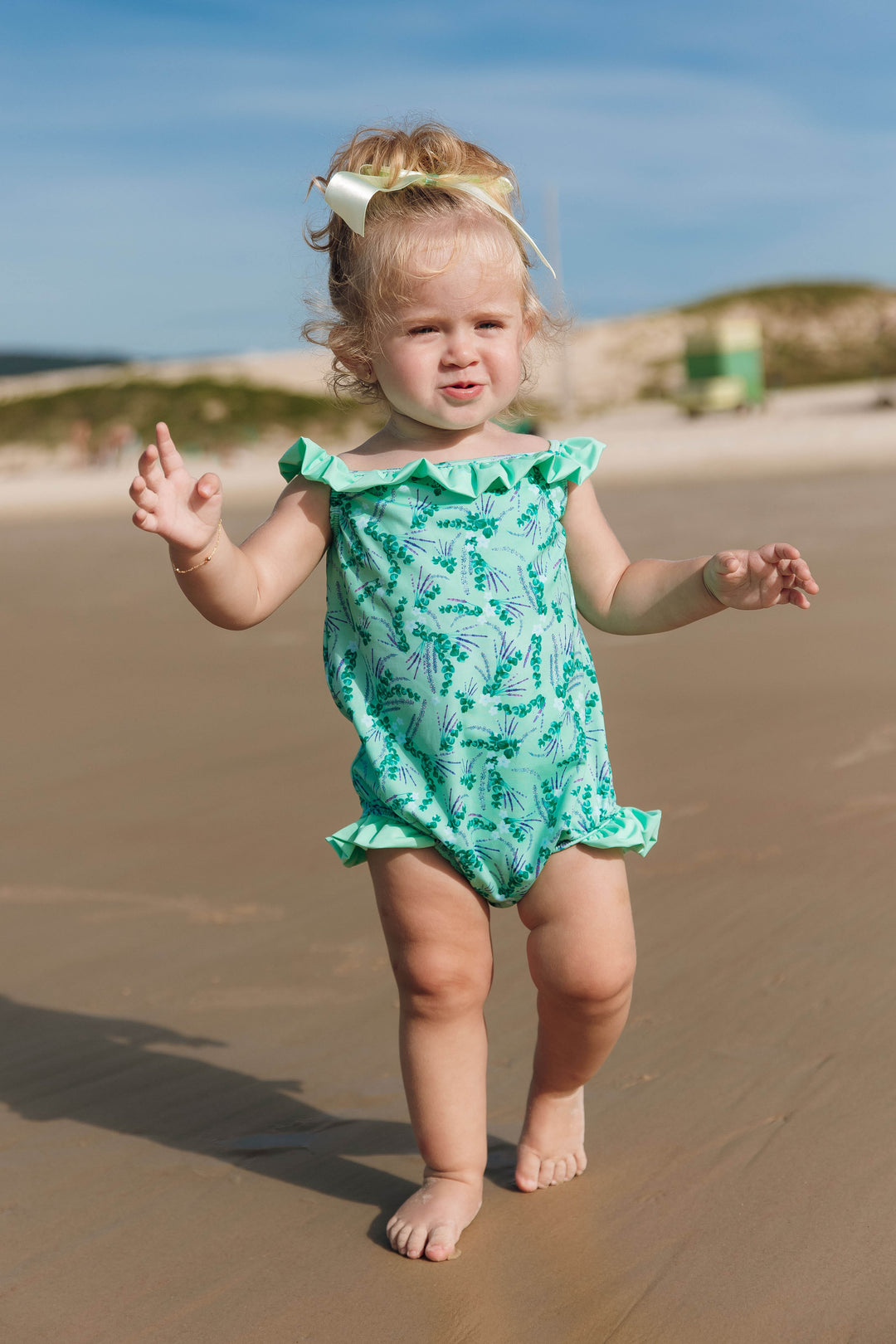 Moda Praia para Bebês Maiôzinho Infantil com acabamento de alta qualidade e charmoso nas pequenas, com babadinhos deixando a peça ainda mais meiga. Na Estampa Lavanda, da Lili Sampedro.