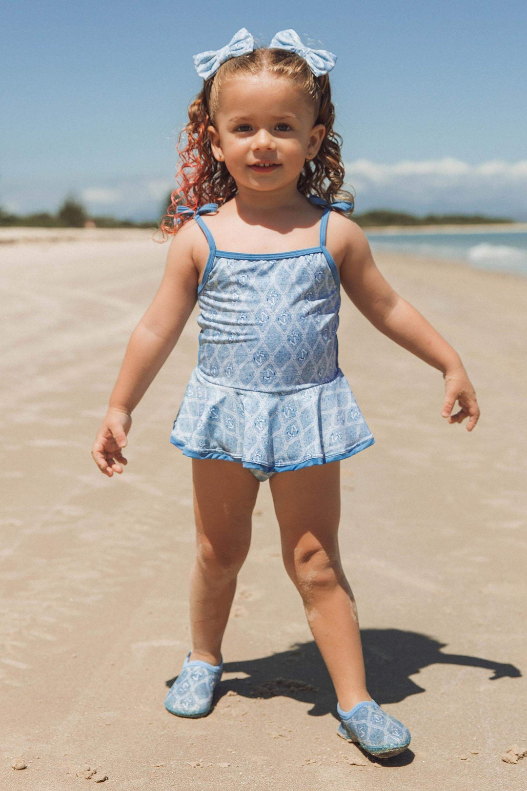 Maio de praia olivia combinando com lacinho de cabelo e sapatinho de neoprene na estampa Âncora