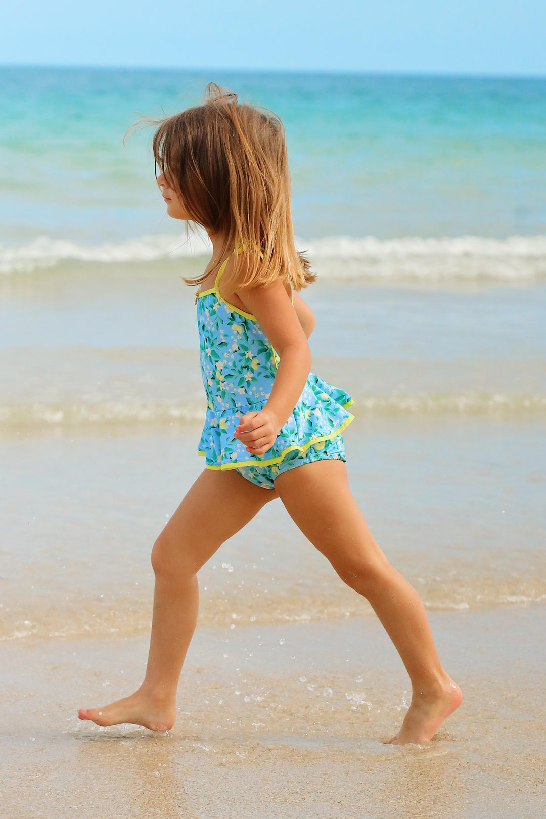 Filha da Maria Rudge, Maria do Rosário, vestindo Maio Infantil na Praia na estampa Limoes da Lili Sampedro Moda Praia Família