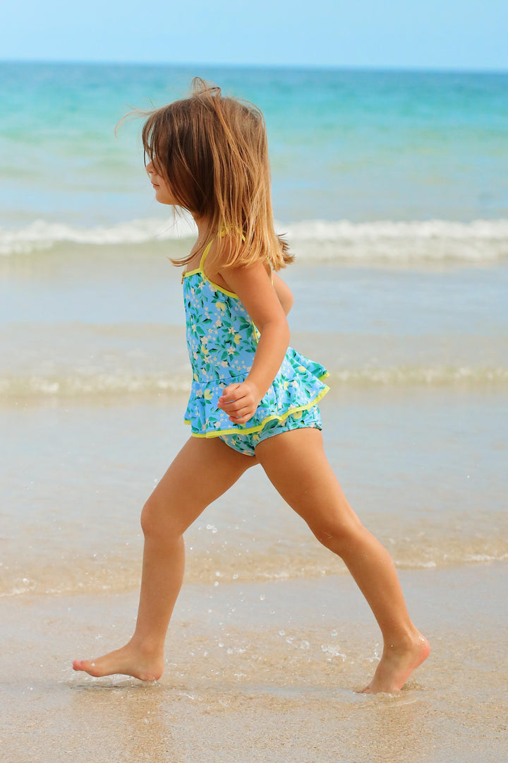 Filha da Maria Rudge, Maria do Rosário, vestindo Maio Infantil na Praia na estampa Limoes da Lili Sampedro Moda Praia Família