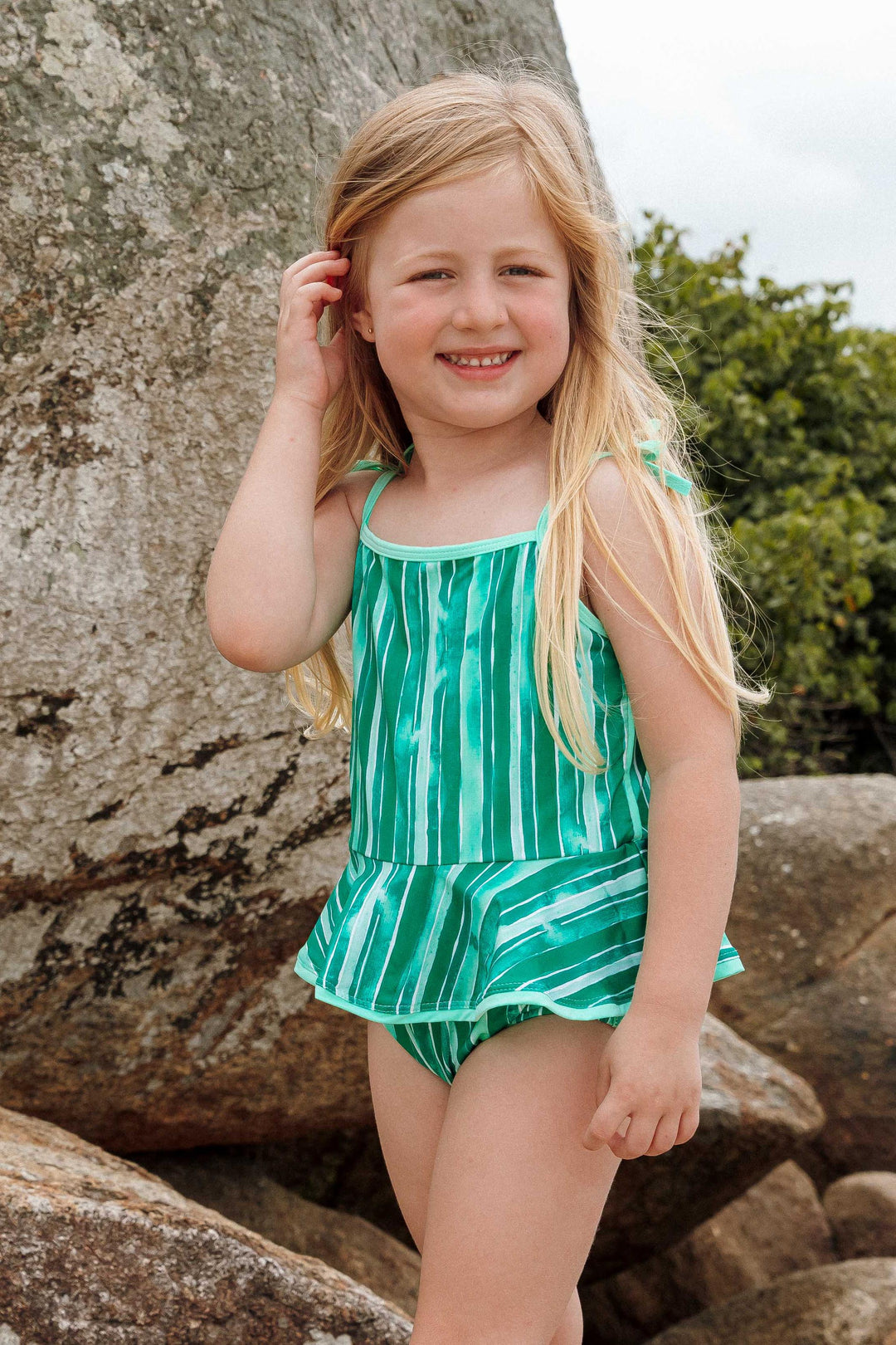 Moda Praia Infantil Feminino, Maiô Olivia, para as idades de 6 meses a 8 anos. Com Estampa para Combinar com a Família Toda. Na Estampa, Listras Verdes, da Lili Sampedro.
