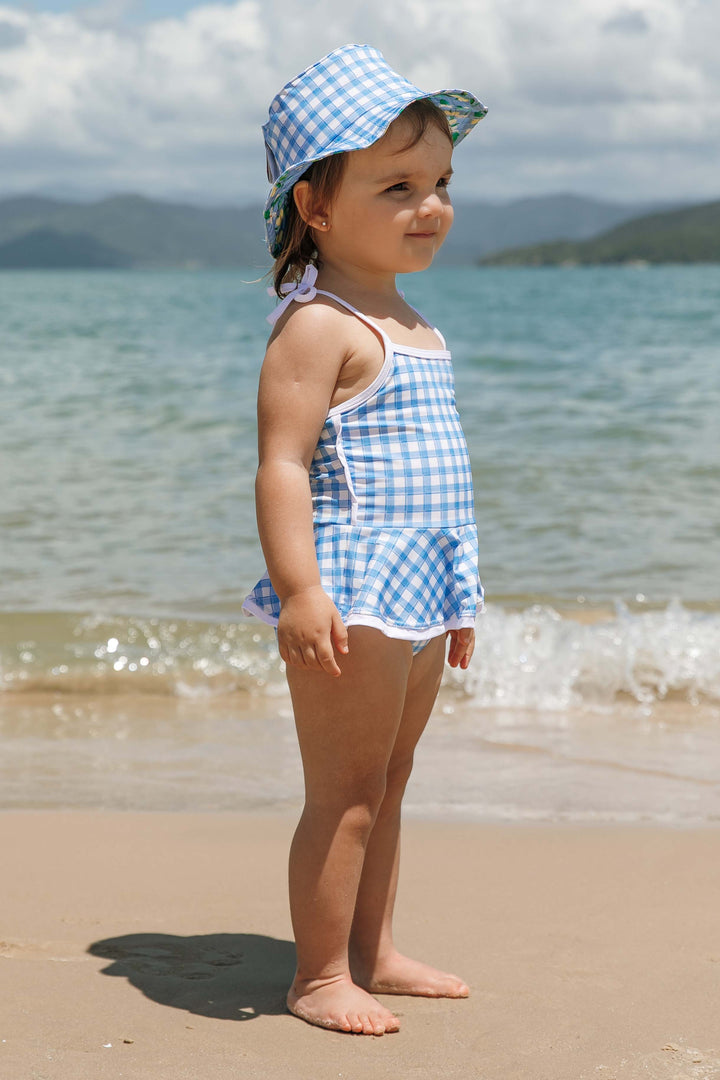 Maiô de Praia Infantil Feminino com Babadinho Estampa Vichy Xadrez Branco e Azul da Lili Sampedro Moda Praia Família