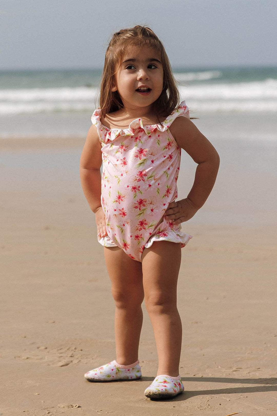 Roupa de Banho Moda Praia Infantil, Menina com look maiozinho para crianças, com acabamentos de qualidades e detalhes charmosos. Na estampa, Hibiscos da Lili Sampedro.