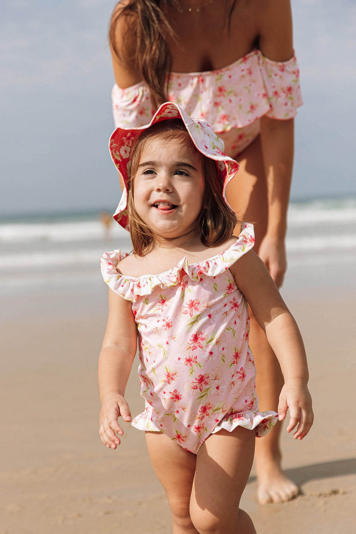 Moda Praia Infantil para Bebês, com Detalhes Charmosos, para as idades de 6 a 18 meses. Na Estampa, Hibiscos, da Lili Sampedro.