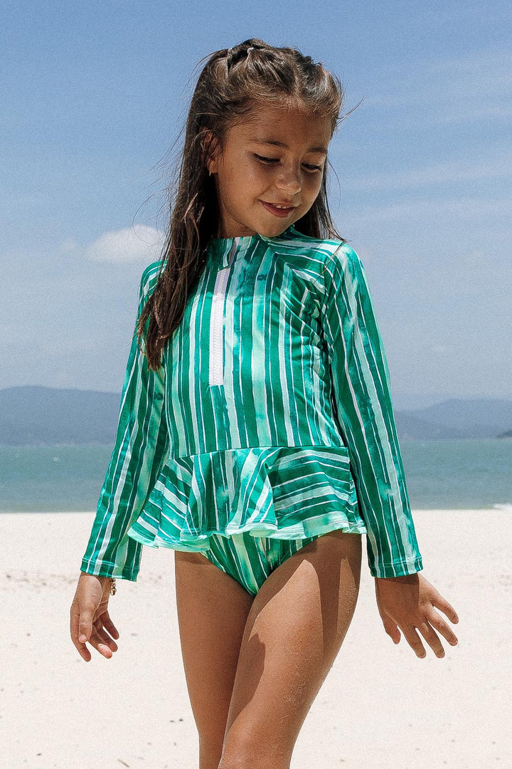 Moda Praia Infantil, Maiô Feminino, ideal para as Pequenas Estilosas, sendo composto por Manga Longa, Zíper Frontal e um Charmoso Babadinho na Cintura. Este Maiô Combina Estilo e Proteção Solar. Na Estampa, Listras Verdes, da Lili Sampedro.