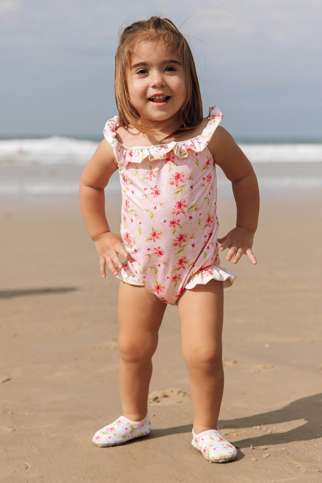 Maiozinho Infantil Feminino de Praia, com Detalhes Personalizados Dourados e Proteção UV. Na Estampa, Hibiscos, da Lili Sampedro.