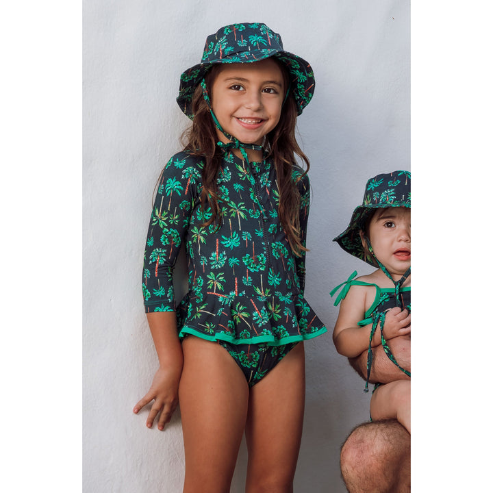 Maiozinho Infantil de Manga Longa com Babadinho e Zipper Infantil Feminino, Modelo Vestindo Tamanho 6, na Estampa Coqueiros Azul Marinho da Lili Sampedro