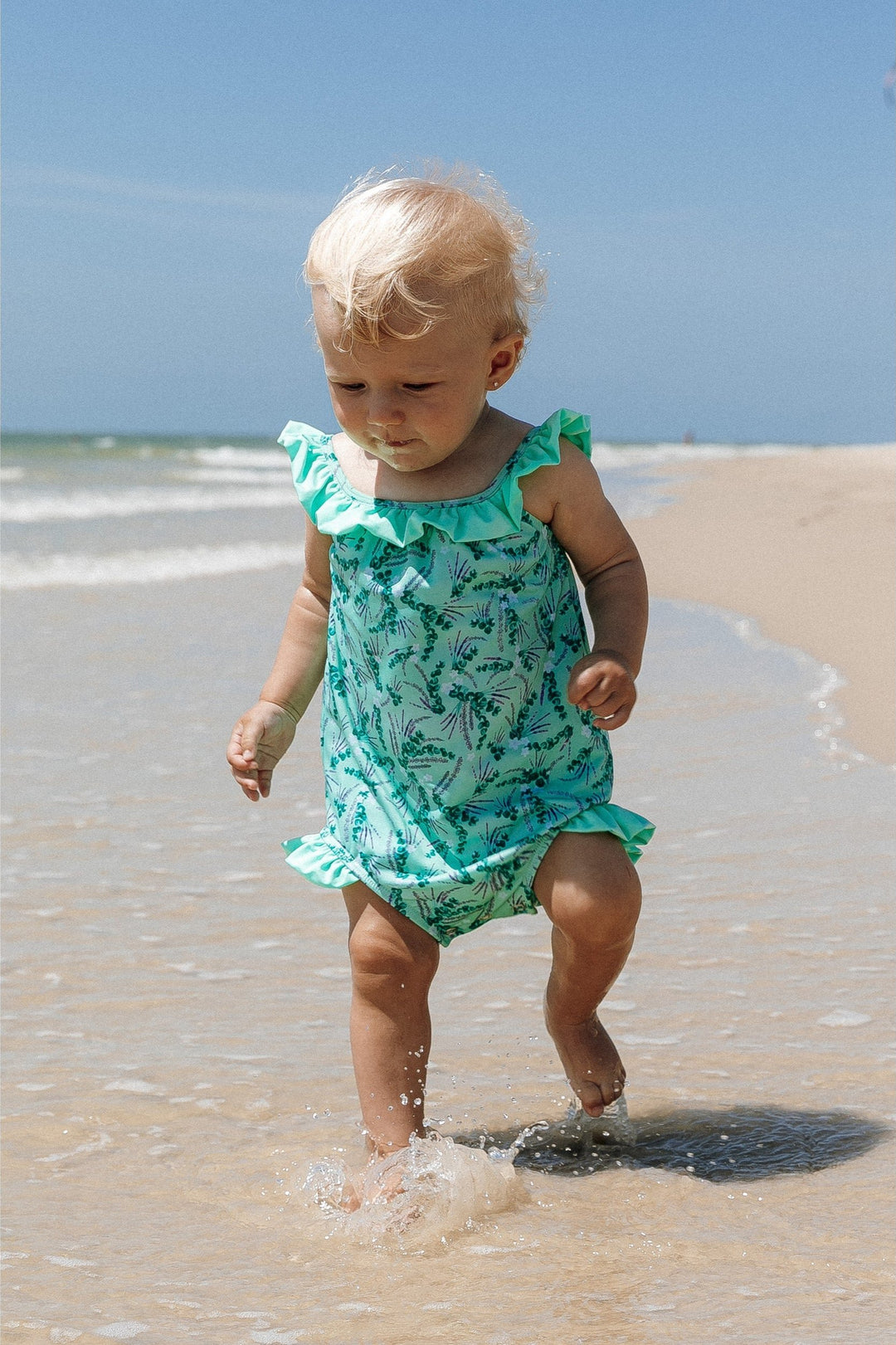 Maiô Moda Praia para Bebês, confortável e charmoso, possui acabamentos de alta qualidade, detalhes que deixam a peca ainda mais especial. Na estampa Lavanda, da Lili Sampedro. 