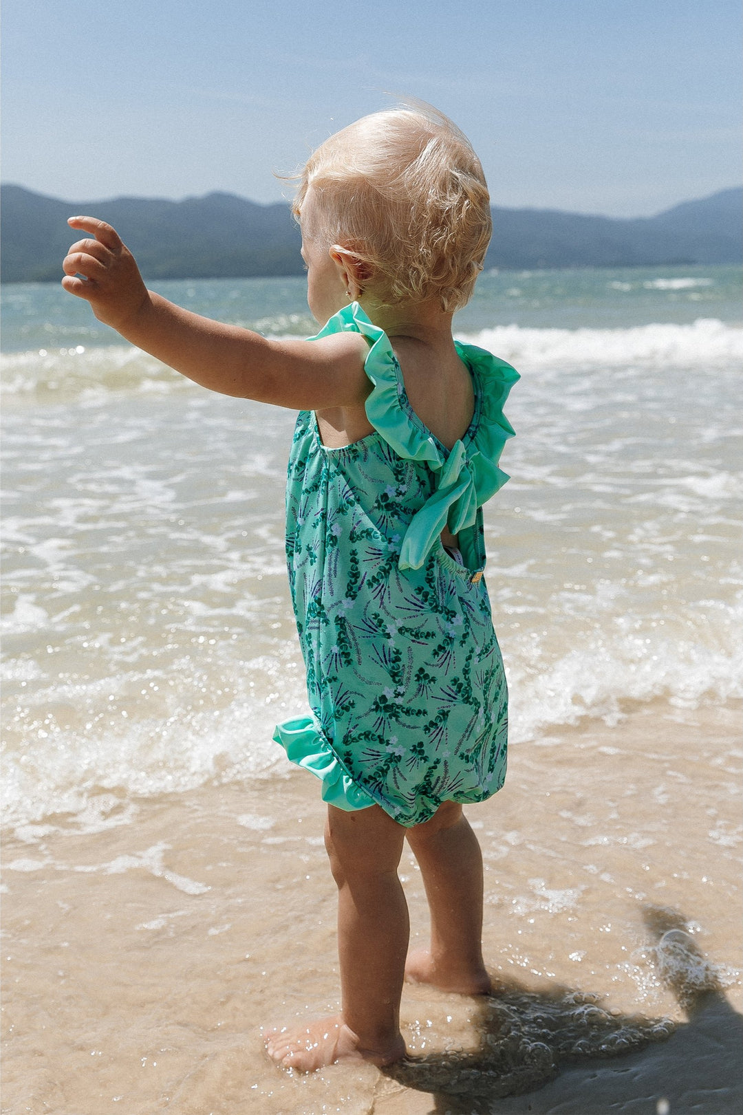 Roupa de Banho Infantil Feminino, Body para Bebês, com detalhes encantadores incluem, lacinho delicado nas costas e babadinhos. Trazendo charme para as pequeninas, na estampa Lavanda, da Lili Sampedro.