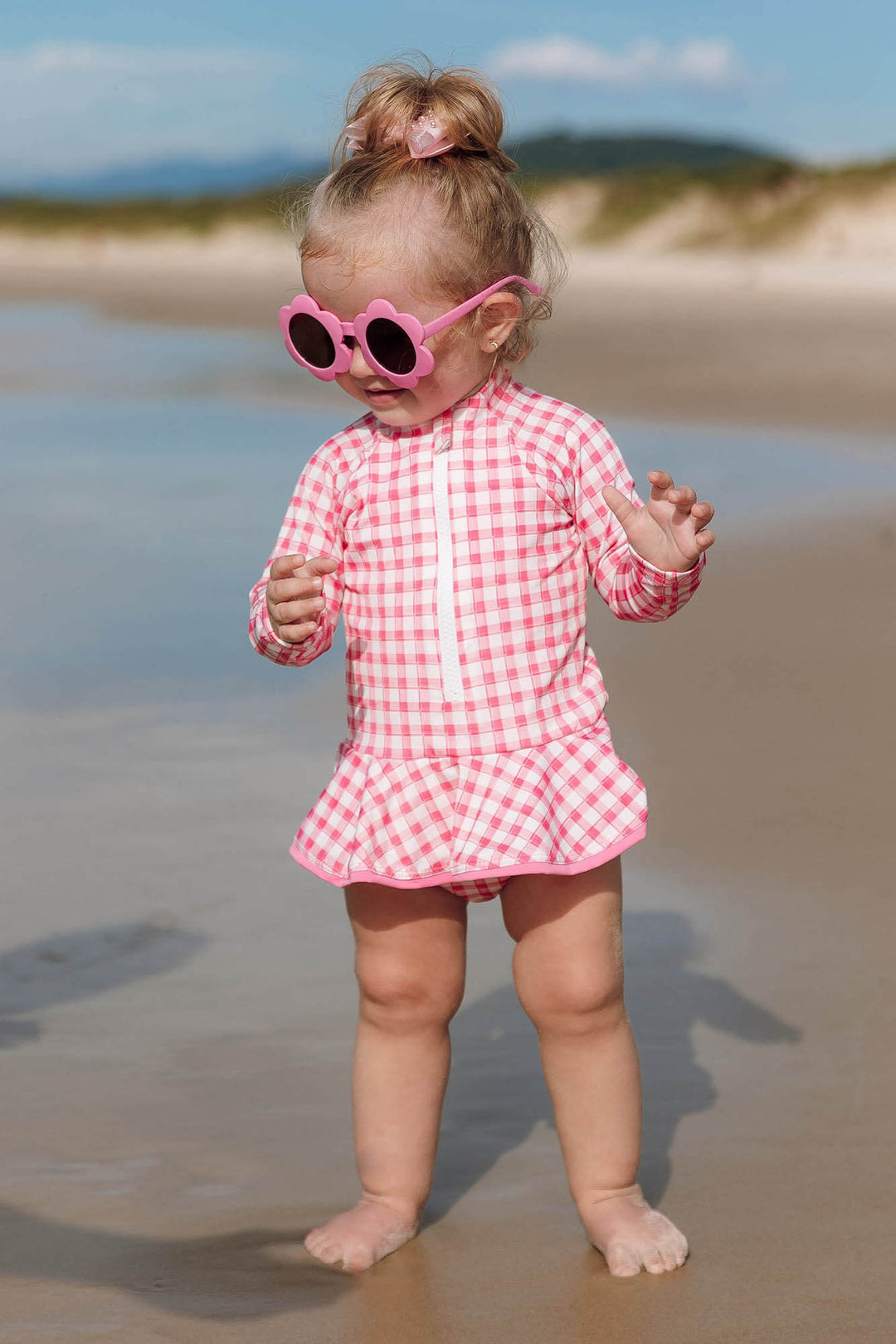 Moda Praia Kids, Maiô Infantil Feminino, com aplicação de babadinho na cintura, manga longa, Zíper da YKK frontal e  proteção contra raios solares, detalhes que deixam a peça ainda mais especial. Na Estampa Vichy Rosa, da Lili Sampedro.