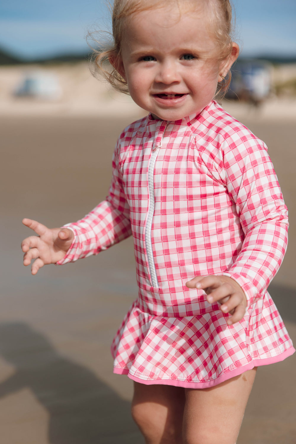 Maiô Infantil para os dias ensolarados na Praia, uma escolha moderna e versátil para os pequenos. Na Estampa Vichy Rosa, da Lili Sampedro.