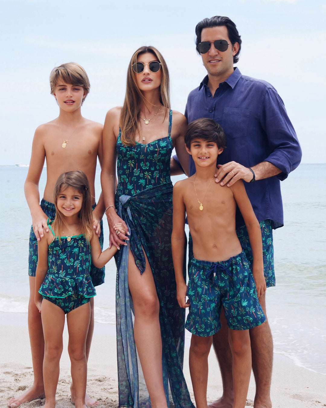 Maria Rudge marido e filhos na praia em Miami todos combinando com look de moda praia na mesma estampa Coqueiros Azul Marinho da Lili Sampedro