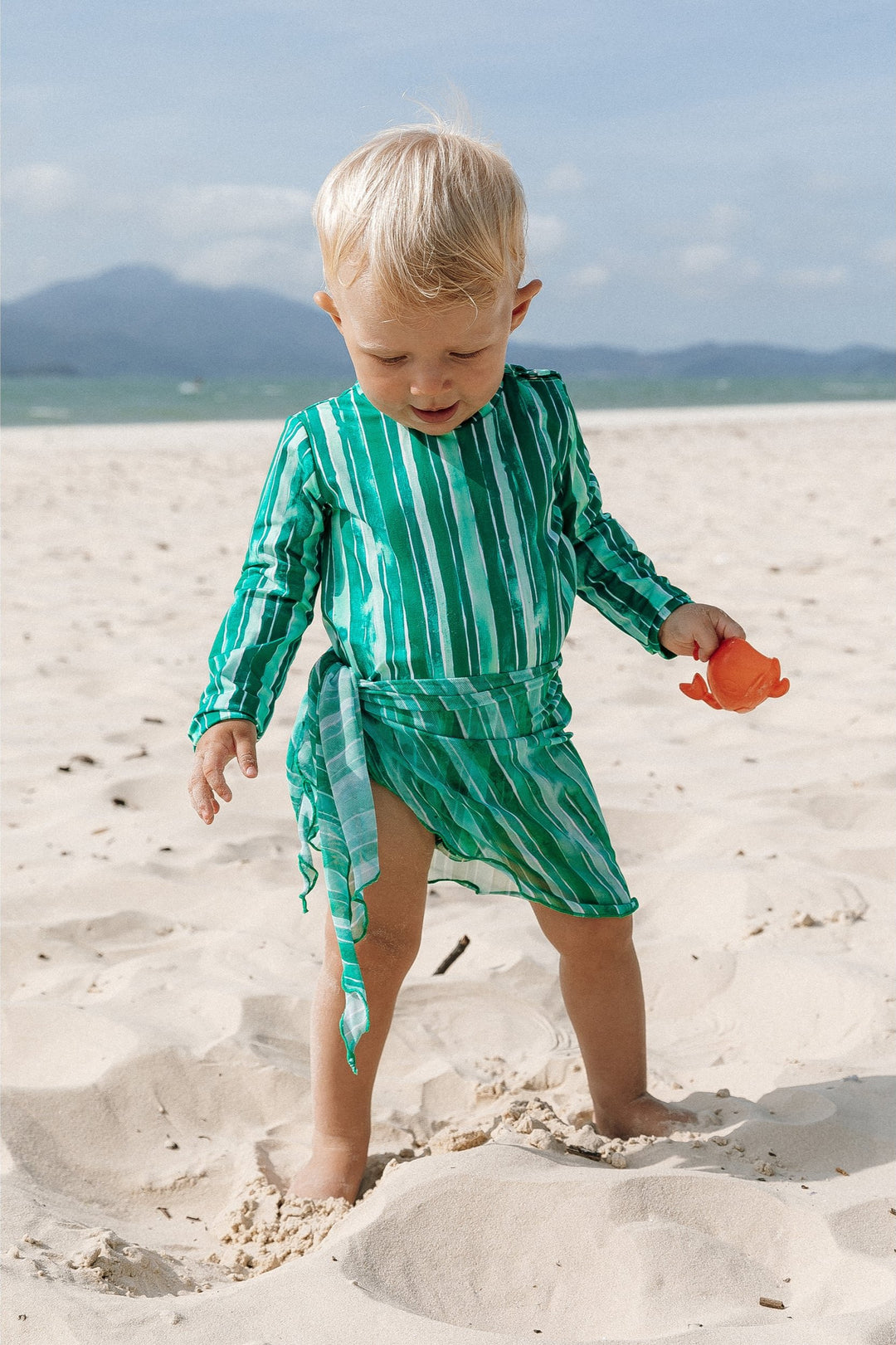 Pareô Infantil, uma Saída de Praia Versátil, para Completar o Look Perfeito das Crianças, Permitindo Criar Opções Diferente para Usá-lo, Feito de Tule com Elastano,Tamanho Único, com Praticidade na Amarração. Na Estampa Listras Verdes, Da Lili Sampedro.