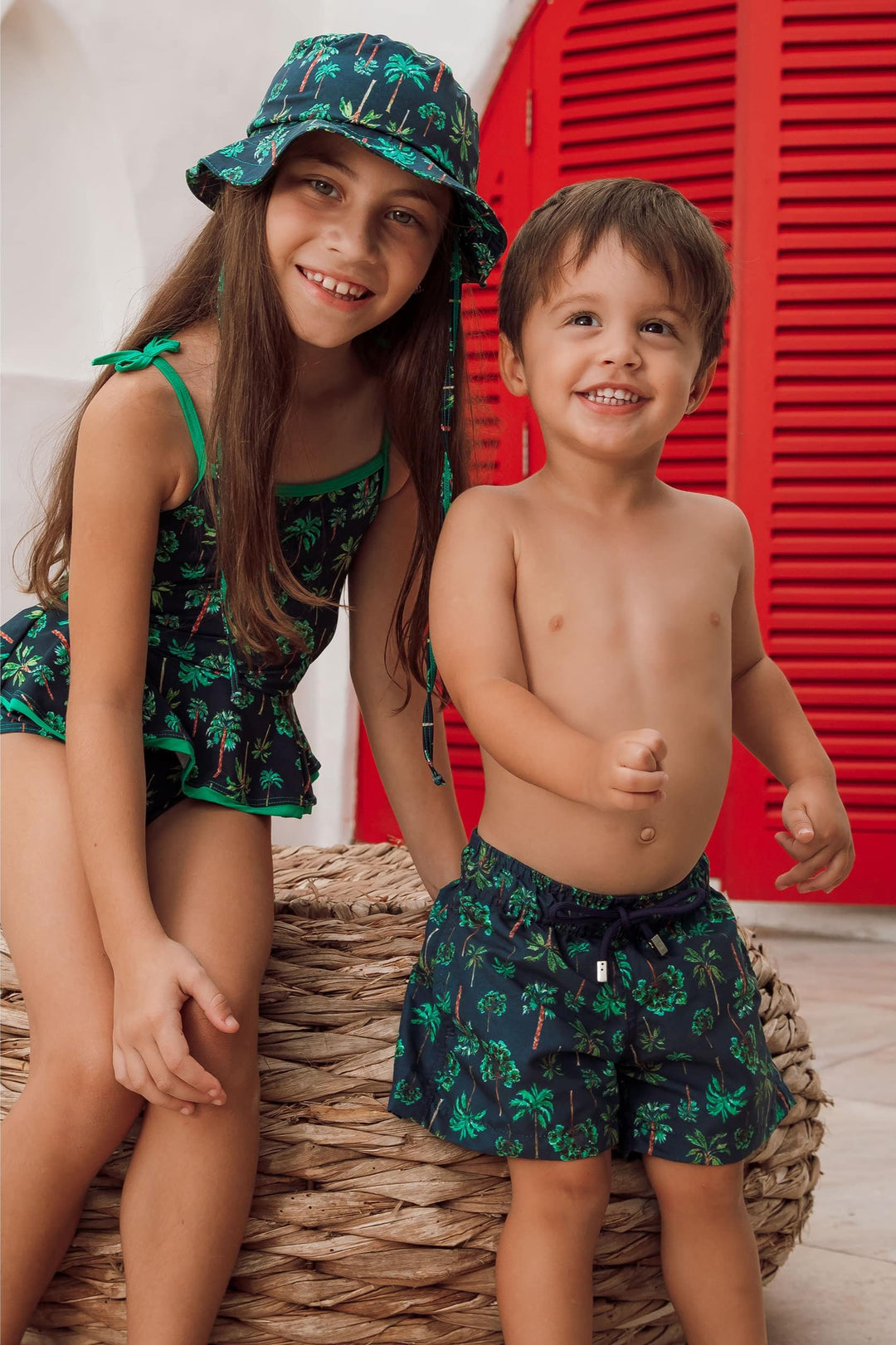 Irma e Irmao Combinando Com Short de Praia e Maiozinho Infantil na Estampa Igual Coqueiros Azul Marinho da Lili Sampedro