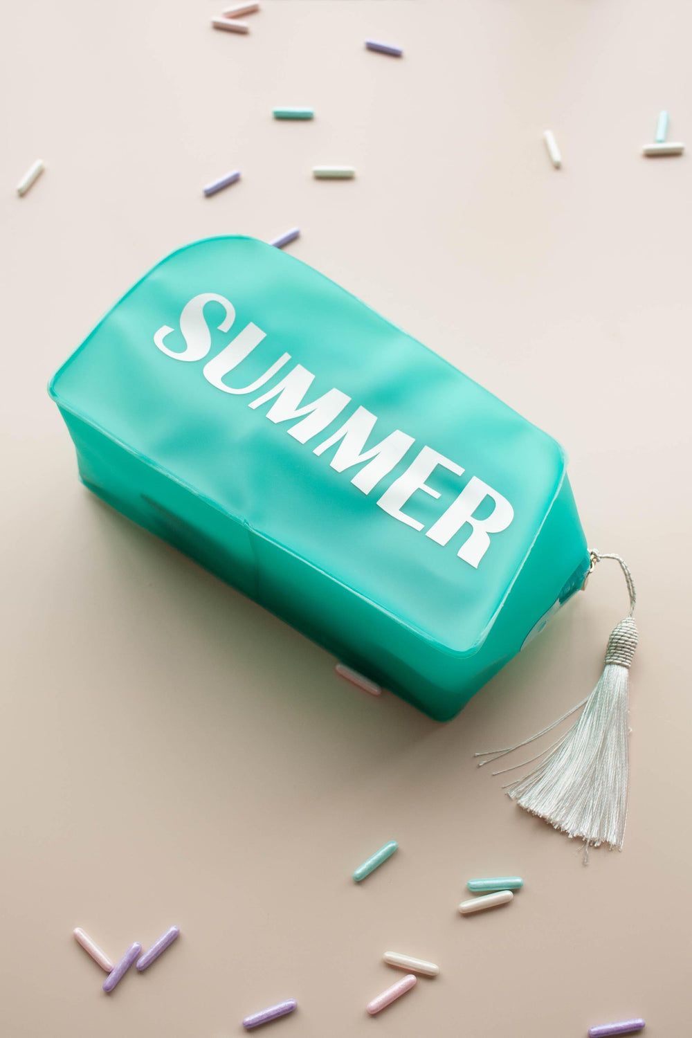 Presente Lili Sampedro 100 K Seguidores Necessaire de Silicone na Cor Verde Água com escrito SUMMER em Branco com Pompom Tassel Branco da Lili Sampedro Moda Praia