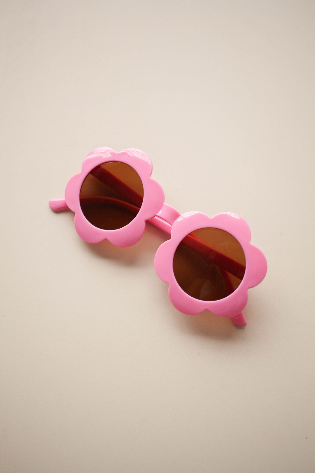 Óculos de Sol Infantil Florzinha, nossos óculos de sol infantis vêm em designs coloridos e atraentes que as crianças adoram usar. Na cor Rosa, da Lili Sampedro.