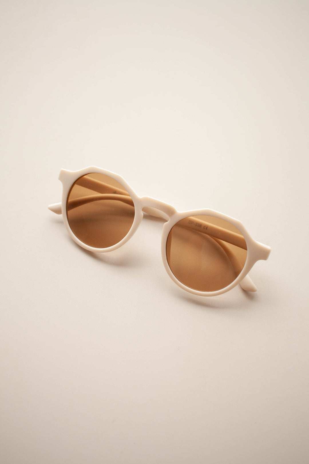 Nossos óculos de sol infantis vintage, mas vibrantes em cores, são a combinação perfeita de estilo e proteção. Na Cor Branco, da Lili Sampedro.
