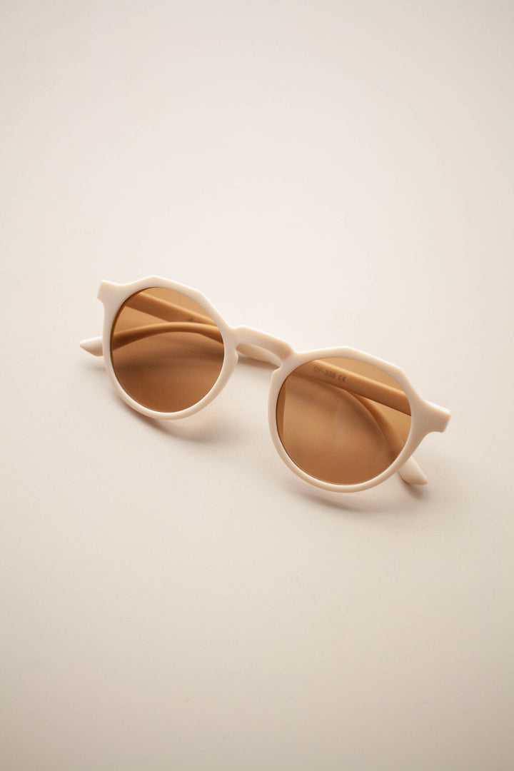 Nossos óculos de sol infantis vintage, mas vibrantes em cores, são a combinação perfeita de estilo e proteção. Na Cor Branco, da Lili Sampedro.