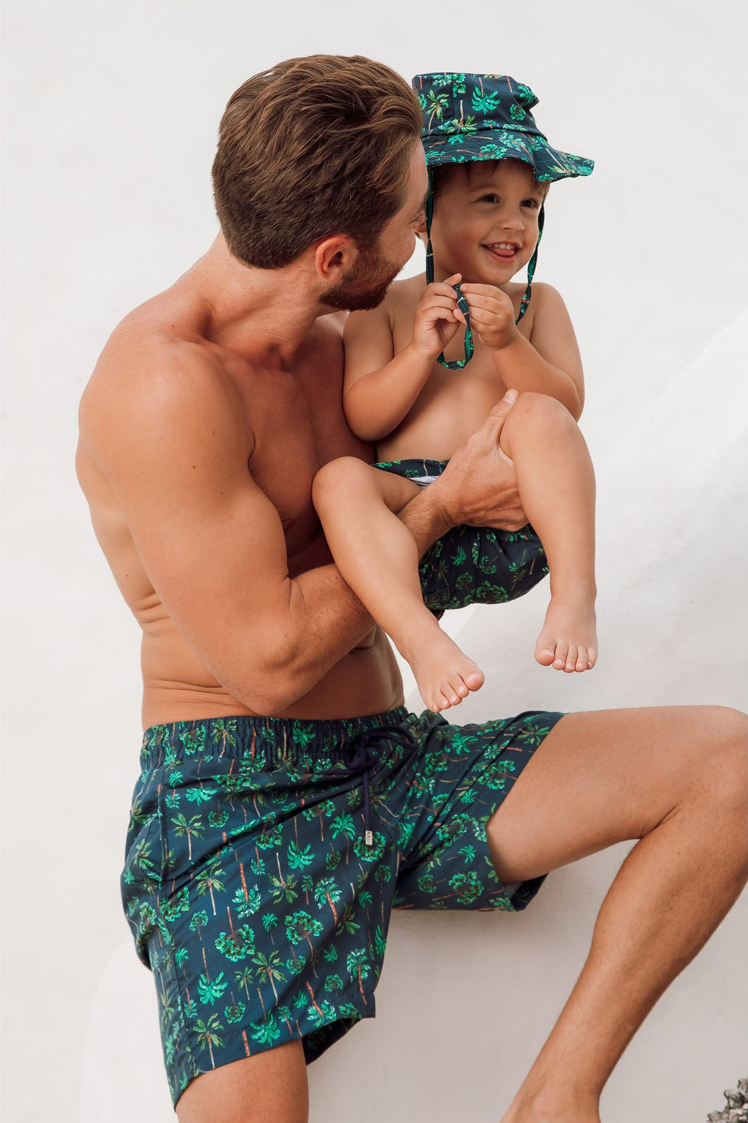 Foto Pai e Filho Combinando com Shorts de Praia Igual, Estampa Coqueiros Azul Marinho da Lili Sampedro