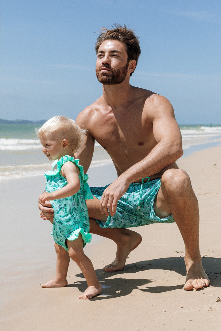 Pai e Filha combinando look, com Maiôzinho infantil e Short Masculino Adulto, na estampa Lavanda, da Lili Sampedro.