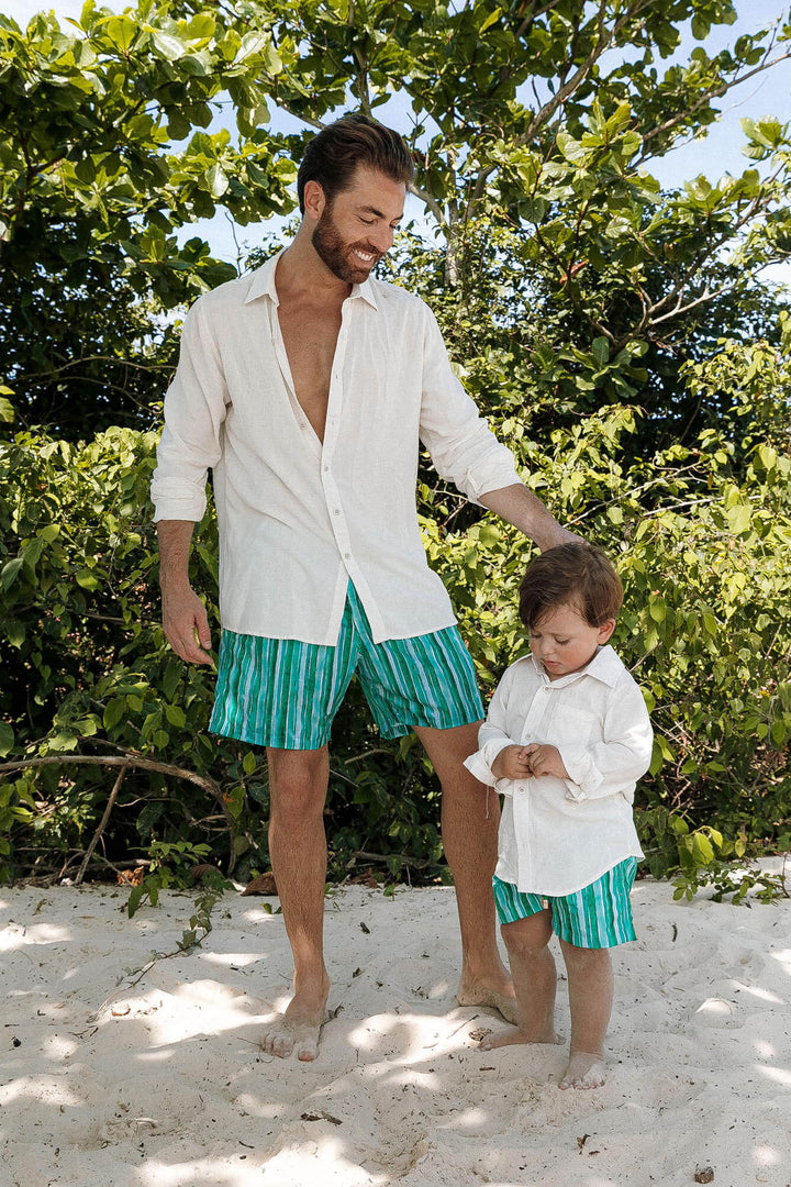 Look Pai e Filho Moda Praia, Combinando com Short Infantil para Crianças, e Bermuda para Adulto, com Tecido Leve. Na Estampa, Listras Verdes, da Lili Sampedro.